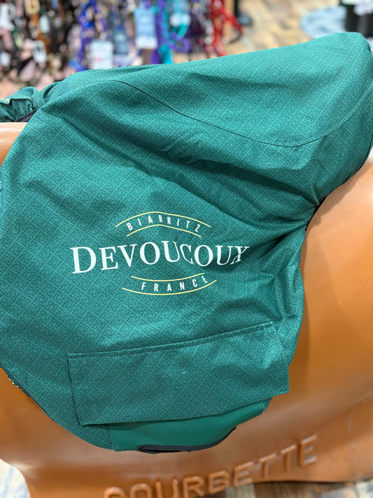 English saddle covered in a green saddle cover with DEVOUCOUX logo