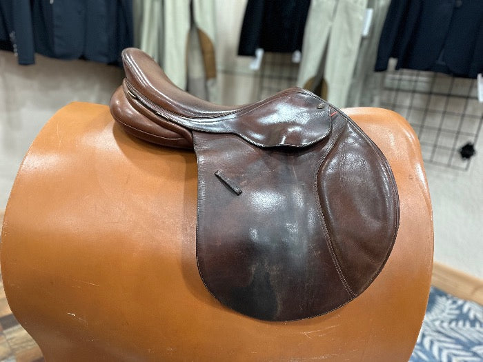 right side of English riding saddle on saddle model. 