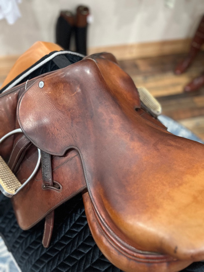 top view of a light brown colored english saddle.  Photo shows a stretched leather seat with no stitching at the pommel.