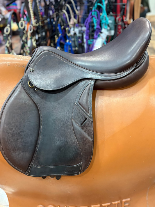 Beautiful dark brown english saddle with knee rolls.